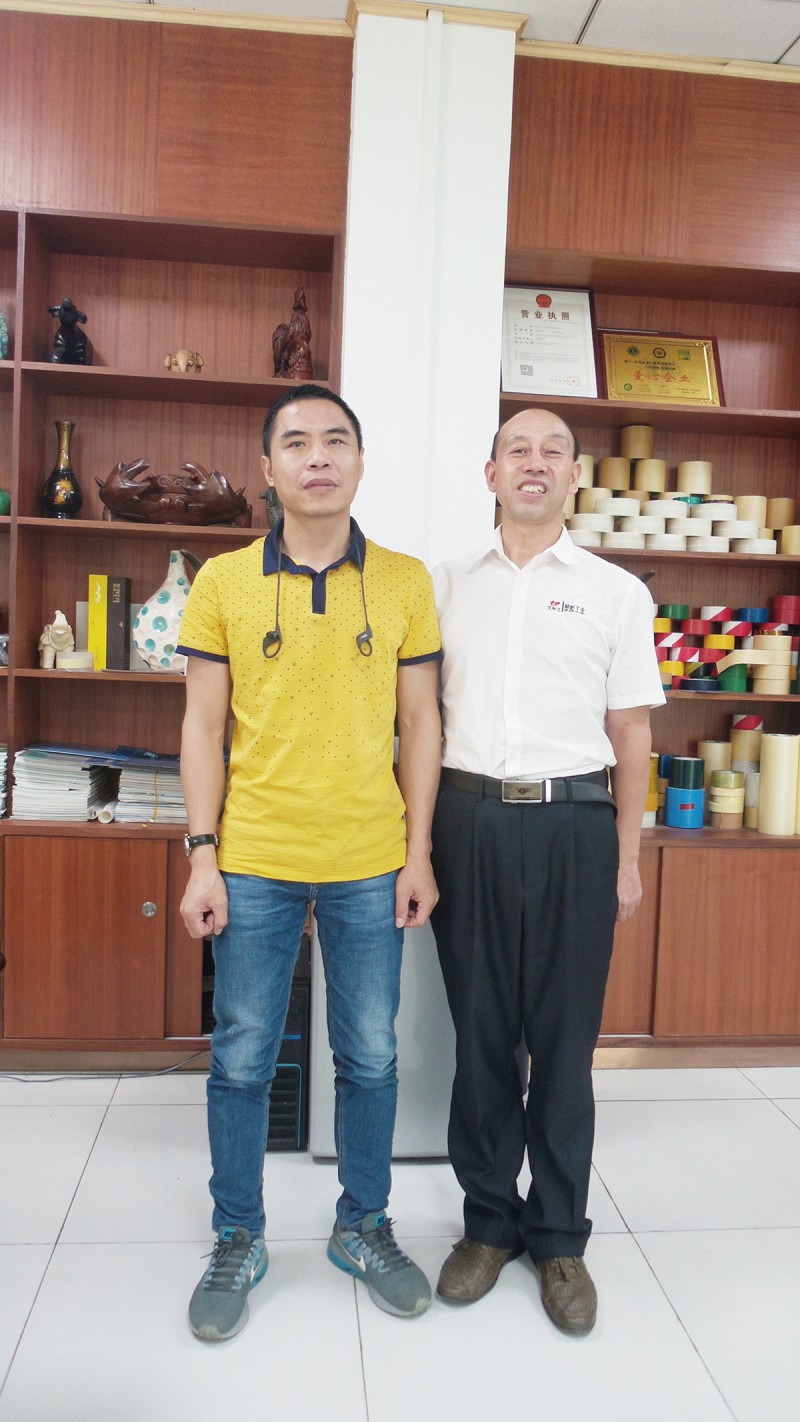 東莞市禾行貿(mào)易有限公司總經(jīng)理林里(左)與本刊記者