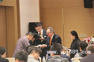 現(xiàn)場頒發(fā)證書。