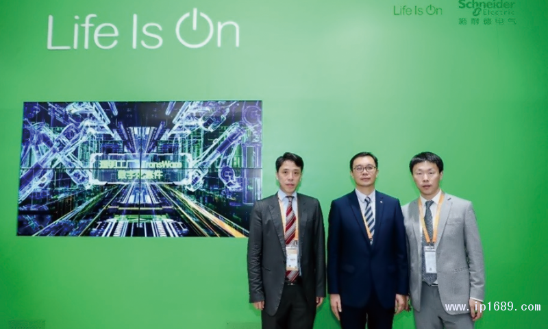 施耐德電氣高級(jí)副總裁、工業(yè)事業(yè)部中國(guó)區(qū)負(fù)責(zé)人龐邢?。ㄖ校?，施耐德電氣（中國(guó)）有限公司工業(yè)事業(yè)部智能制造負(fù)責(zé)人李凱（左），施耐德電氣（中國(guó)）有限公司工業(yè)事業(yè)部控制與驅(qū)動(dòng)業(yè)務(wù)部總經(jīng)理胡曉（右）