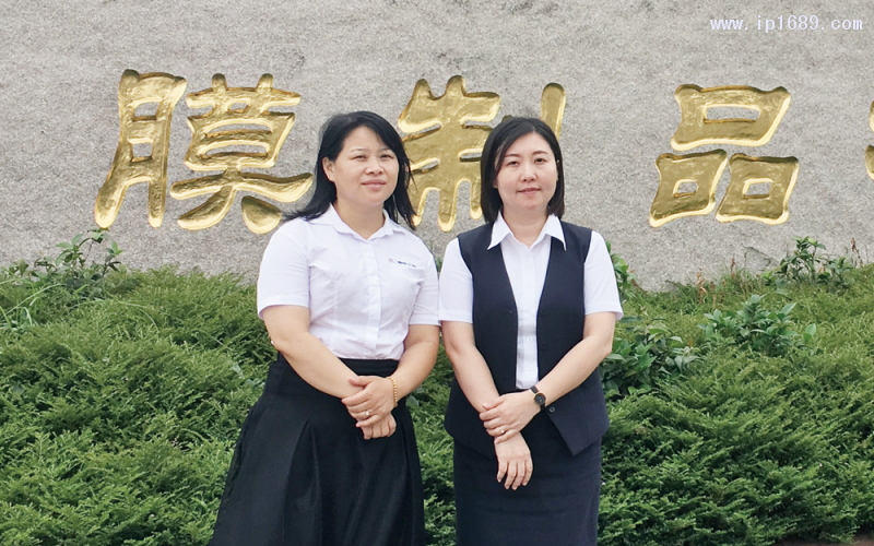 中山永寧薄膜制品有限公司銷售部統(tǒng)計主任吳楚紅(右)