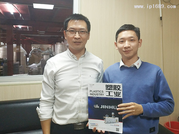 云彩包裝有限公司方總經(jīng)理(左)