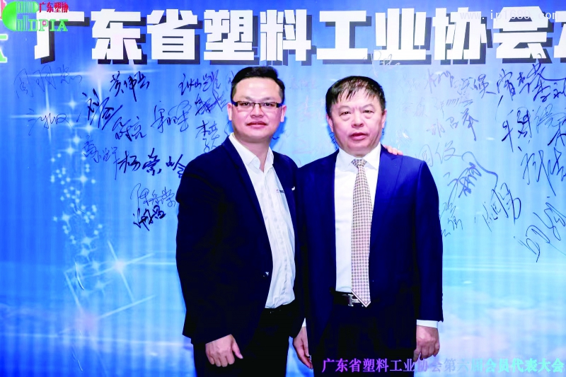 廣東省塑料工業(yè)協(xié)會(huì)會(huì)長(zhǎng)、金發(fā)科技股份有限公司副董事長(zhǎng)首席戰(zhàn)略官李建軍（右）與《塑膠工業(yè)》總經(jīng)理徐森（左）