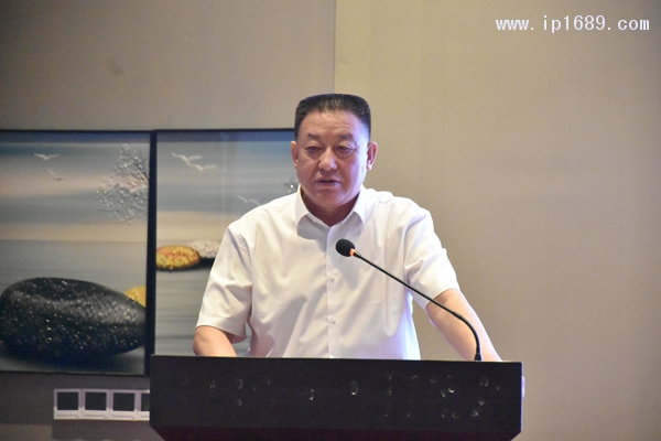 山西省塑料行業(yè)協(xié)會會長、中德投資集團公司董事長程田青作工作報告